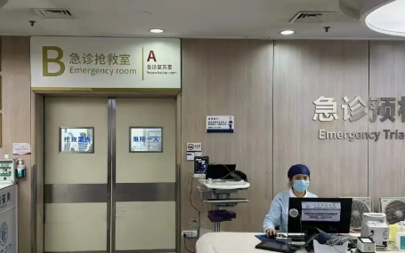 急診急救信息化系統(tǒng)/5G急救車網(wǎng)關(guān)天榮醫(yī)療-浙江省人民醫(yī)院上車即入院預(yù)檢分診，實(shí)現(xiàn)急診急救“零距離”
